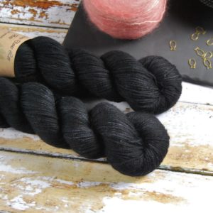 une-louve-dans-les-bois-1-merino-artisanal-teinte-main-DK-clair-obscur