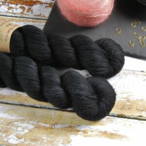 une-louve-dans-les-bois-1-merino-artisanal-teinte-main-DK-clair-obscur une-louve-dans-les-bois-1-merino-artisanal-teinte-main-DK-clair-obscur