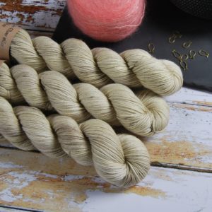 une-louve-dans-les-bois-1-merino-artisanal-teinte-main-DK-latte