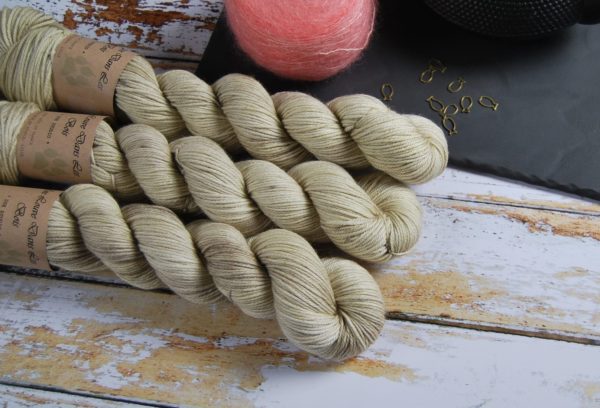 une-louve-dans-les-bois-1-merino-artisanal-teinte-main-DK-latte