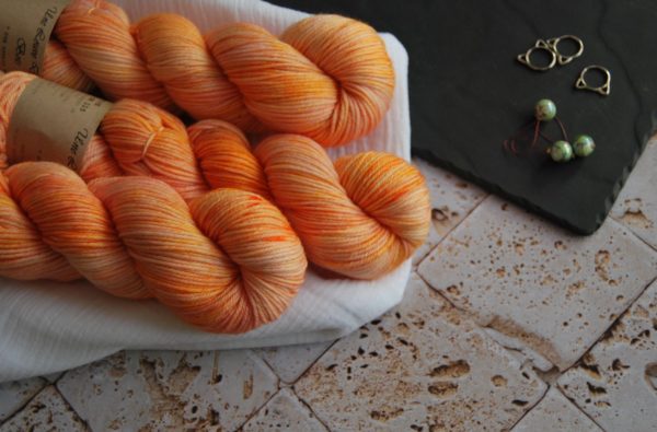 une-louve-dans-les-bois-1-merino-artisanal-teinte-main-DK-marmelade-d-agrumes