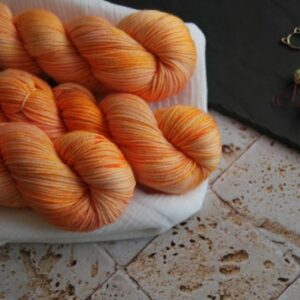 une-louve-dans-les-bois-1-merino-artisanal-teinte-main-DK-marmelade-d-agrumes une-louve-dans-les-bois-1-merino-artisanal-teinte-main-DK-marmelade-d-agrumes