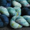 une-louve-dans-les-bois-1-merino-artisanal-teinte-main-dans-les-profondeurs-sirenes