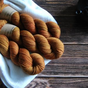 une-louve-dans-les-bois-1-merino-artisanal-teinte-main-fine-cassonade