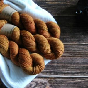 une-louve-dans-les-bois-1-merino-artisanal-teinte-main-fine-cassonade une-louve-dans-les-bois-1-merino-artisanal-teinte-main-fine-cassonade