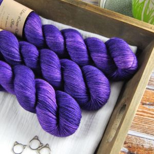 une-louve-dans-les-bois-1-merino-artisanal-teinte-main-fine-sock-1001-nuits