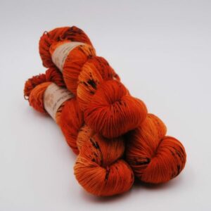 une-louve-dans-les-bois-1-merino-artisanal-teinte-main-fine-sock-au-coin-du-feu une-louve-dans-les-bois-1-merino-artisanal-teinte-main-fine-sock-au-coin-du-feu