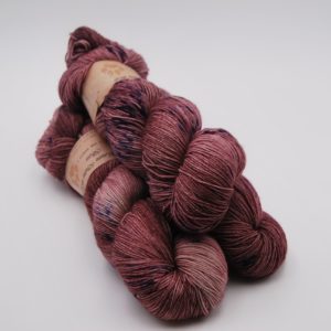 une-louve-dans-les-bois-1-merino-artisanal-teinte-main-fine-sock-blueberry-sorbet