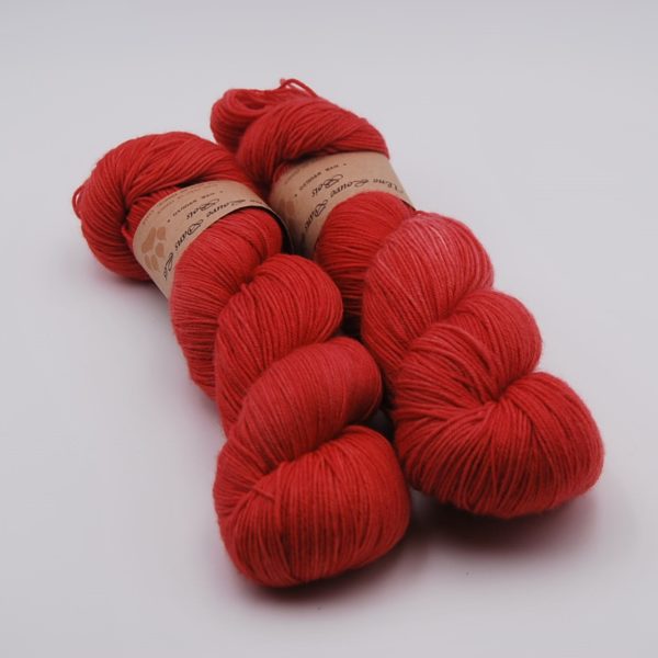 une-louve-dans-les-bois-1-merino-artisanal-teinte-main-fine-sock-coeur-de-cerise