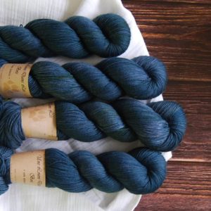 une-louve-dans-les-bois-1-merino-artisanal-teinte-main-fine-sock-dans-les-pofondeurs