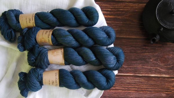 une-louve-dans-les-bois-1-merino-artisanal-teinte-main-fine-sock-dans-les-pofondeurs