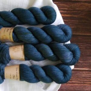 une-louve-dans-les-bois-1-merino-artisanal-teinte-main-fine-sock-dans-les-pofondeurs une-louve-dans-les-bois-1-merino-artisanal-teinte-main-fine-sock-dans-les-pofondeurs