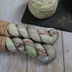 une-louve-dans-les-bois-1-merino-artisanal-teinte-main-fine-sock-ecumes