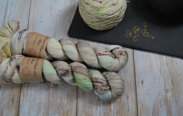 une-louve-dans-les-bois-1-merino-artisanal-teinte-main-fine-sock-ecumes