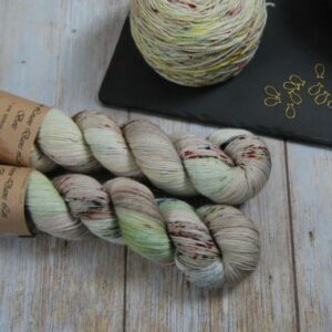 une-louve-dans-les-bois-1-merino-artisanal-teinte-main-fine-sock-ecumes une-louve-dans-les-bois-1-merino-artisanal-teinte-main-fine-sock-ecumes