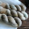 une-louve-dans-les-bois-1-merino-artisanal-teinte-main-fine-sock-en-amoureux-sur-la-plage une-louve-dans-les-bois-1-merino-artisanal-teinte-main-fine-sock-en-amoureux-sur-la-plage