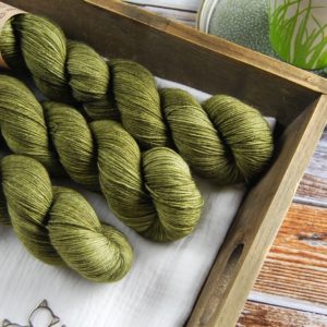 une-louve-dans-les-bois-1-merino-artisanal-teinte-main-fine-sock-en-terres-d-irlande