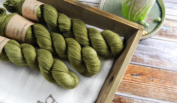 une-louve-dans-les-bois-1-merino-artisanal-teinte-main-fine-sock-en-terres-d-irlande