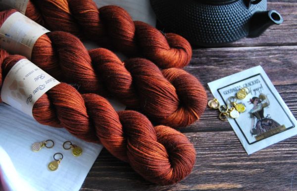 une-louve-dans-les-bois-1-merino-artisanal-teinte-main-fine-sock-fall