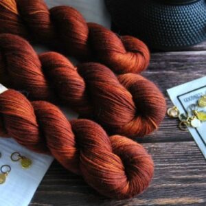 une-louve-dans-les-bois-1-merino-artisanal-teinte-main-fine-sock-fall une-louve-dans-les-bois-1-merino-artisanal-teinte-main-fine-sock-fall