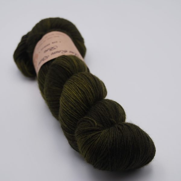 une-louve-dans-les-bois-1-merino-artisanal-teinte-main-fine-sock-foret-noire