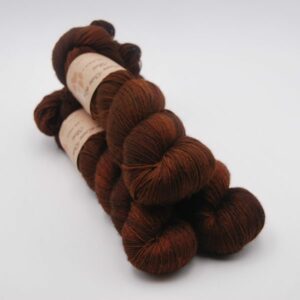 une-louve-dans-les-bois-1-merino-artisanal-teinte-main-fine-sock-l-odeur-du-bois une-louve-dans-les-bois-1-merino-artisanal-teinte-main-fine-sock-l-odeur-du-bois