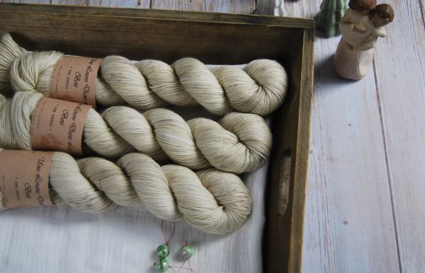 une-louve-dans-les-bois-1-merino-artisanal-teinte-main-fine-sock-latte