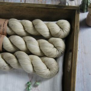 une-louve-dans-les-bois-1-merino-artisanal-teinte-main-fine-sock-latte une-louve-dans-les-bois-1-merino-artisanal-teinte-main-fine-sock-latte