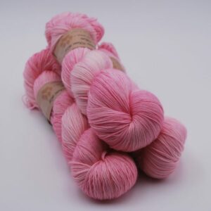 une-louve-dans-les-bois-1-merino-artisanal-teinte-main-fine-sock-little-lady une-louve-dans-les-bois-1-merino-artisanal-teinte-main-fine-sock-little-lady