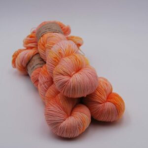 une-louve-dans-les-bois-1-merino-artisanal-teinte-main-fine-sock-marmelade-d-agrumes une-louve-dans-les-bois-1-merino-artisanal-teinte-main-fine-sock-marmelade-d-agrumes
