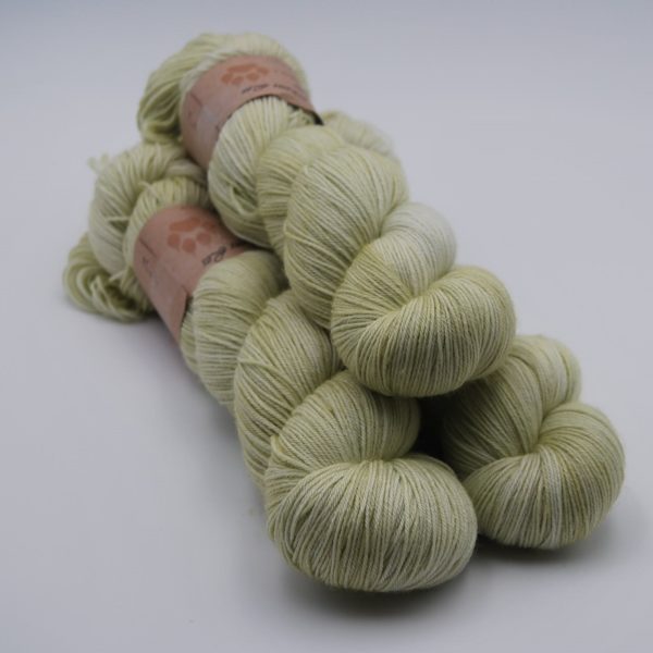 une-louve-dans-les-bois-1-merino-artisanal-teinte-main-fine-sock-minty