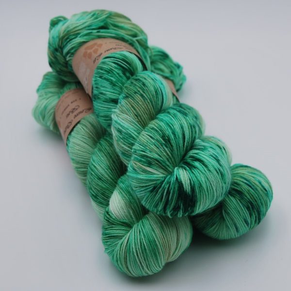 une-louve-dans-les-bois-1-merino-artisanal-teinte-main-fine-sock-mojito