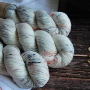 une-louve-dans-les-bois-1-merino-artisanal-teinte-main-fine-sock-nebuleuse