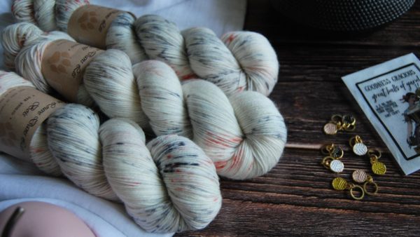 une-louve-dans-les-bois-1-merino-artisanal-teinte-main-fine-sock-nebuleuse