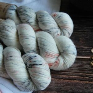 une-louve-dans-les-bois-1-merino-artisanal-teinte-main-fine-sock-nebuleuse une-louve-dans-les-bois-1-merino-artisanal-teinte-main-fine-sock-nebuleuse
