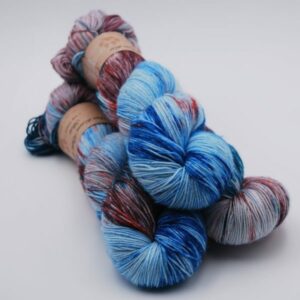 une-louve-dans-les-bois-1-merino-artisanal-teinte-main-fine-sock-nympheas une-louve-dans-les-bois-1-merino-artisanal-teinte-main-fine-sock-nympheas