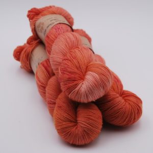 une-louve-dans-les-bois-1-merino-artisanal-teinte-main-fine-sock-palais-des-vents