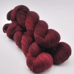 une-louve-dans-les-bois-1-merino-artisanal-teinte-main-fine-sock-petite-griotte