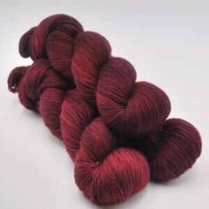 une-louve-dans-les-bois-1-merino-artisanal-teinte-main-fine-sock-petite-griotte une-louve-dans-les-bois-1-merino-artisanal-teinte-main-fine-sock-petite-griotte