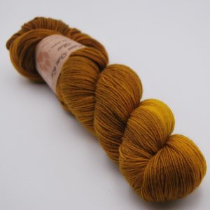 une-louve-dans-les-bois-1-merino-artisanal-teinte-main-fine-sock-ruee-vers-l-or