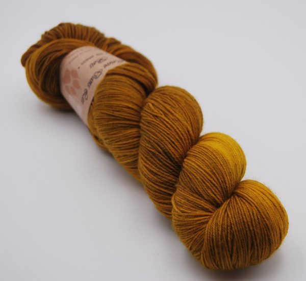 une-louve-dans-les-bois-1-merino-artisanal-teinte-main-fine-sock-ruee-vers-l-or