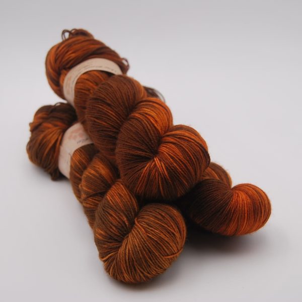 une-louve-dans-les-bois-1-merino-artisanal-teinte-main-fine-sock-rustique