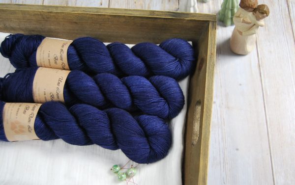 une-louve-dans-les-bois-1-merino-artisanal-teinte-main-fine-sock-sailors-and-fishermen