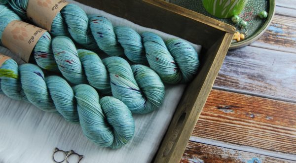 une-louve-dans-les-bois-1-merino-artisanal-teinte-main-fine-sock-sirenes