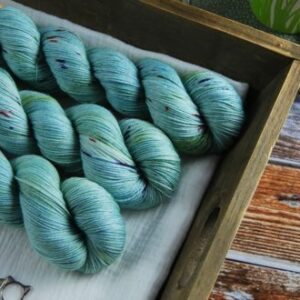 une-louve-dans-les-bois-1-merino-artisanal-teinte-main-fine-sock-sirenes une-louve-dans-les-bois-1-merino-artisanal-teinte-main-fine-sock-sirenes