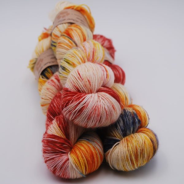 une-louve-dans-les-bois-1-merino-artisanal-teinte-main-fine-sock-soleil-couchant-sur-la-ville