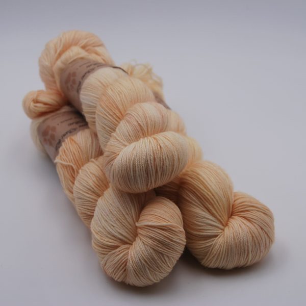 une-louve-dans-les-bois-1-merino-artisanal-teinte-main-fine-sock-soleil-de-minuit