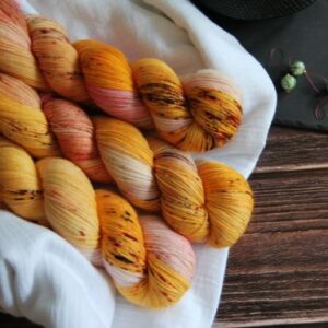 une-louve-dans-les-bois-1-merino-artisanal-teinte-main-fine-sock-waiting-for-summer une-louve-dans-les-bois-1-merino-artisanal-teinte-main-fine-sock-waiting-for-summer