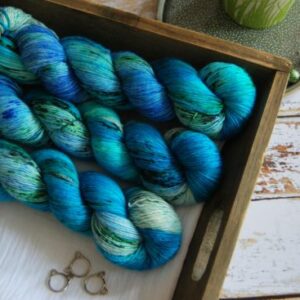 une-louve-dans-les-bois-1-merino-artisanal-teinte-main-single-aux-caraibes une-louve-dans-les-bois-1-merino-artisanal-teinte-main-single-aux-caraibes