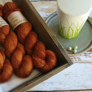 une-louve-dans-les-bois-1-merino-artisanal-teinte-main-single-cassonade une-louve-dans-les-bois-1-merino-artisanal-teinte-main-single-cassonade